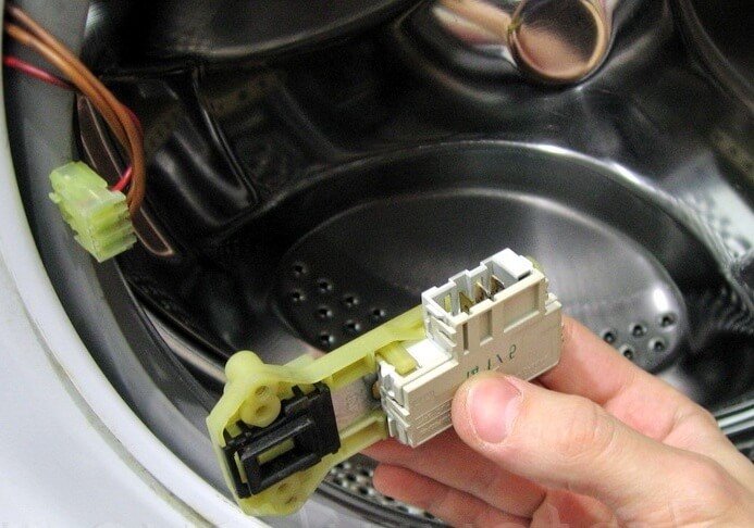 Замена устройства блокировки люка стиральной машины