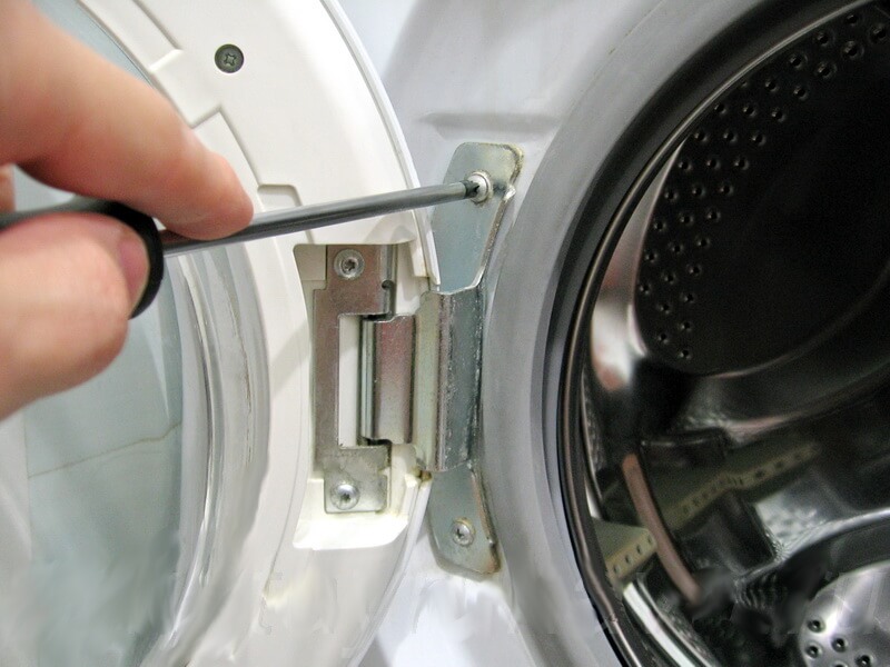 Замена петель люка стиральной машины